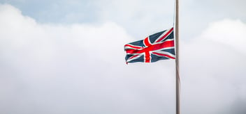 Vue du drapeau britannique flottant dans le vent devant un ciel nuageux.