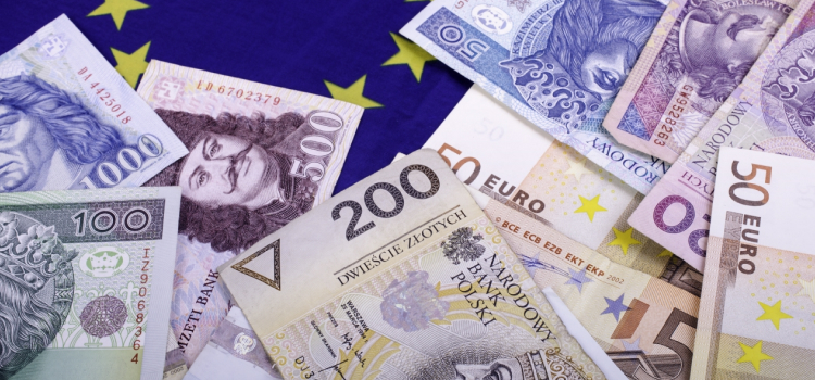 A különböző pénznemek bankjegyei, köztük az euró és a zloty, valamint az európai zászló részleges képe, amely kék háttérrel és sárga csillagokkal van díszítve.